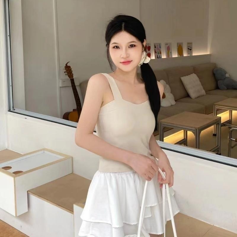 【RENA小舖 台灣現貨每天出】韓版吊帶背心/修身顯瘦/純色螺紋吊帶/自帶胸墊/無袖打底衫【R21949】-細節圖5