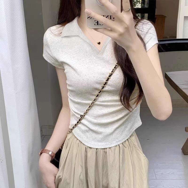 【RENA小舖 台灣現貨每天出】韓版氣質短袖/POLO短袖上衣/簡約素色短T/修身V領/休閒/春夏【R21924】-細節圖2