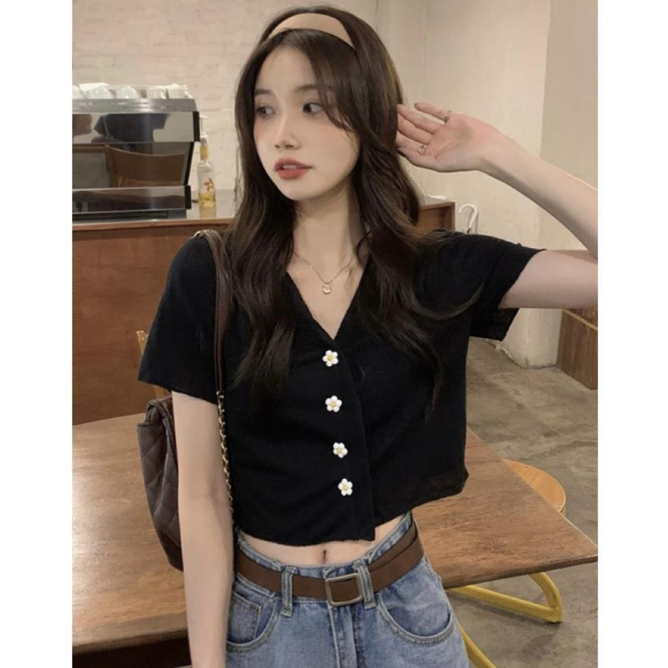 【RENA小舖 台灣現貨每天出】韓版V領短袖上衣 百搭 顯瘦 設計感 上衣女 夏天襯衫 排扣 小花【R21772】-細節圖2