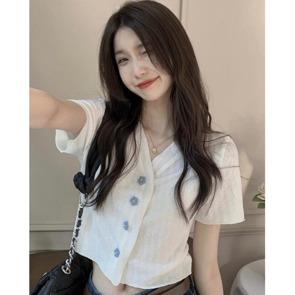 【RENA小舖 台灣現貨每天出】韓版V領短袖上衣 百搭 顯瘦 設計感 上衣女 夏天襯衫 排扣 小花【R21772】-細節圖3