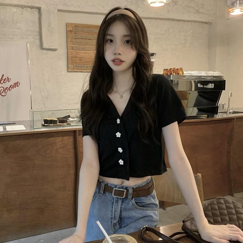 【RENA小舖 台灣現貨每天出】韓版V領短袖上衣 百搭 顯瘦 設計感 上衣女 夏天襯衫 排扣 小花【R21772】-細節圖4