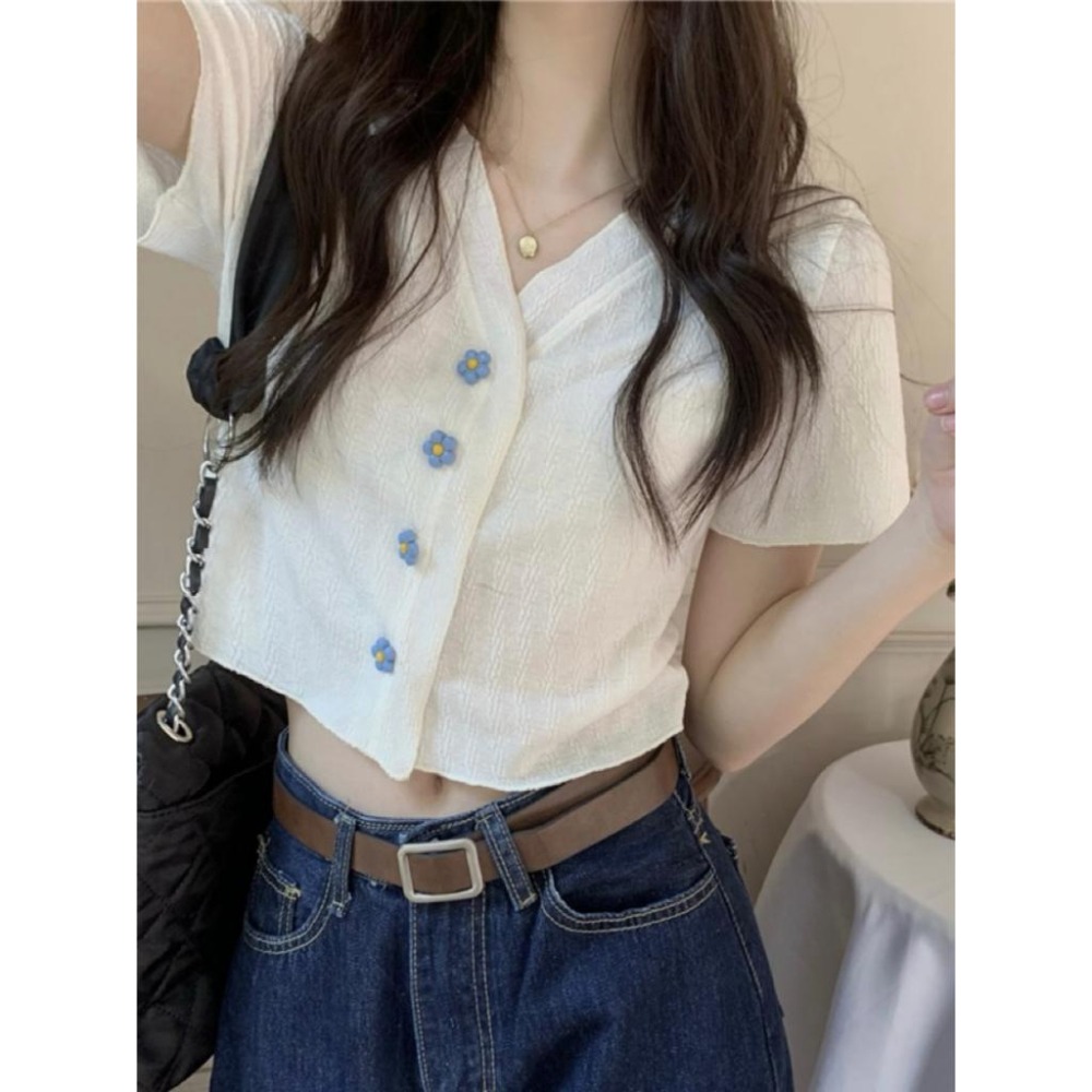 【RENA小舖 台灣現貨每天出】韓版V領短袖上衣 百搭 顯瘦 設計感 上衣女 夏天襯衫 排扣 小花【R21772】-細節圖5