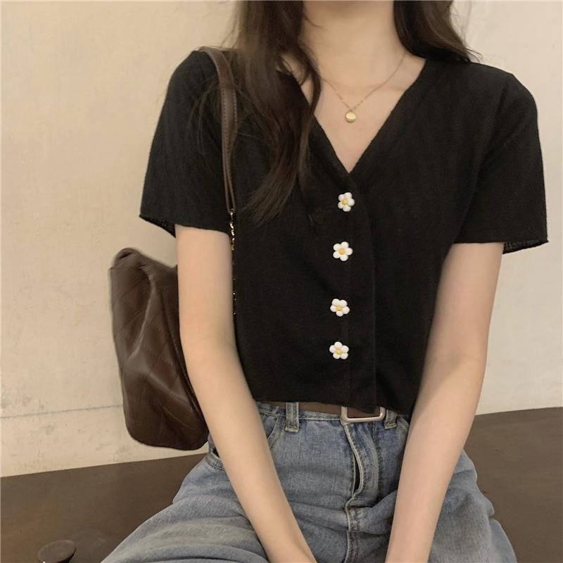 【RENA小舖 台灣現貨每天出】韓版V領短袖上衣 百搭 顯瘦 設計感 上衣女 夏天襯衫 排扣 小花【R21772】-細節圖6