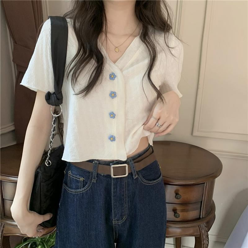 【RENA小舖 台灣現貨每天出】韓版V領短袖上衣 百搭 顯瘦 設計感 上衣女 夏天襯衫 排扣 小花【R21772】-細節圖7