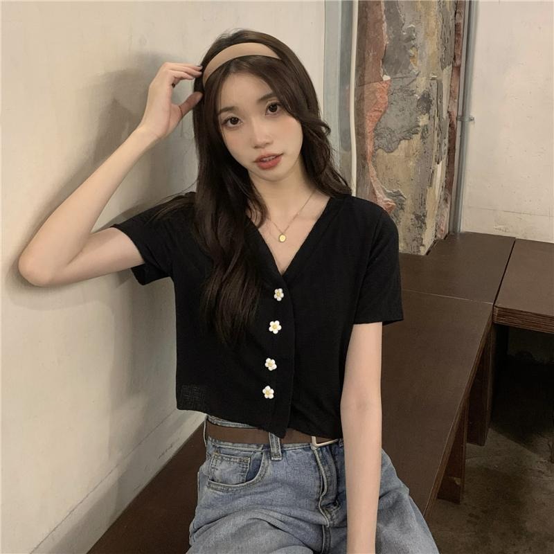 【RENA小舖 台灣現貨每天出】韓版V領短袖上衣 百搭 顯瘦 設計感 上衣女 夏天襯衫 排扣 小花【R21772】-細節圖8