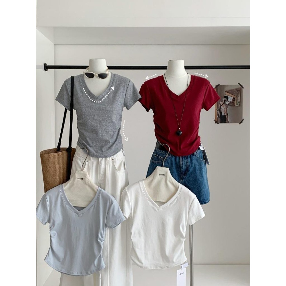 【RENA小舖 台灣現貨每天出】側邊抓皺V領上衣/短袖上衣/修身顯瘦/純棉短袖/透氣/彈力/舒適【R21999】-細節圖2