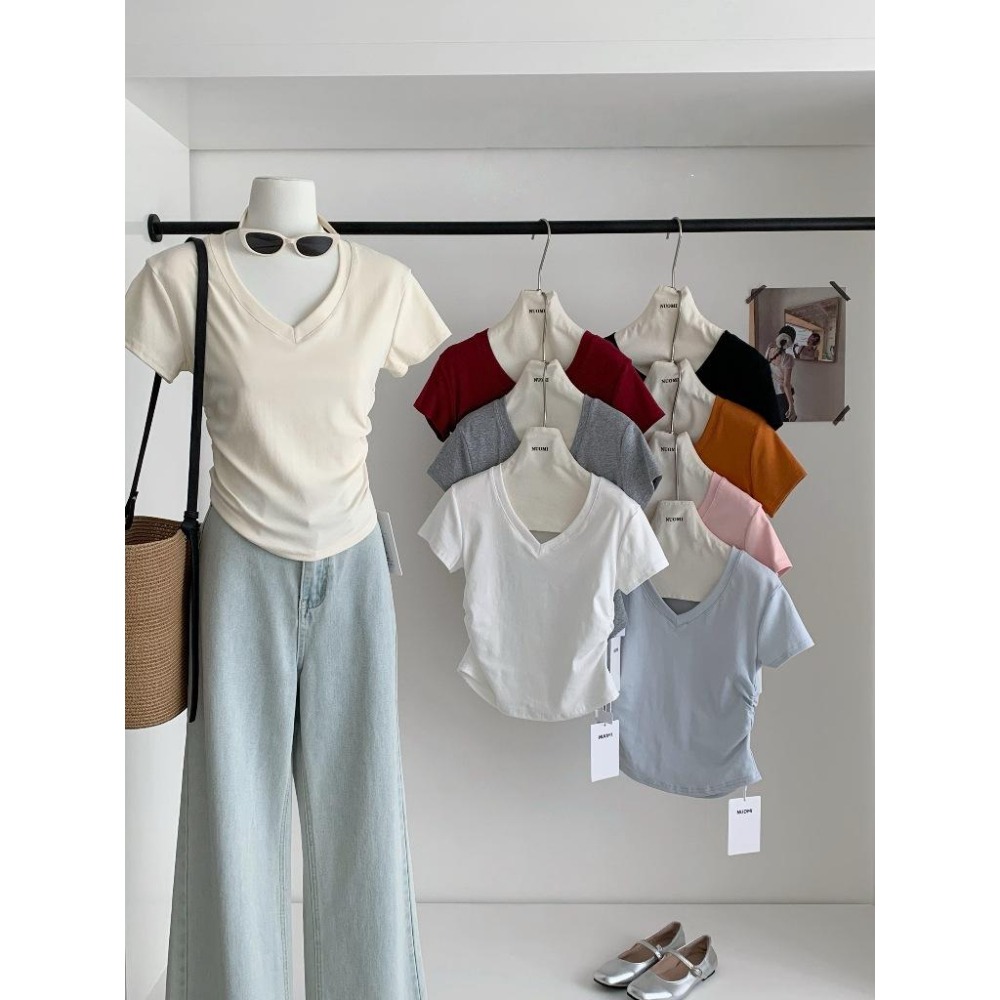 【RENA小舖 台灣現貨每天出】側邊抓皺V領上衣/短袖上衣/修身顯瘦/純棉短袖/透氣/彈力/舒適【R21999】-細節圖6