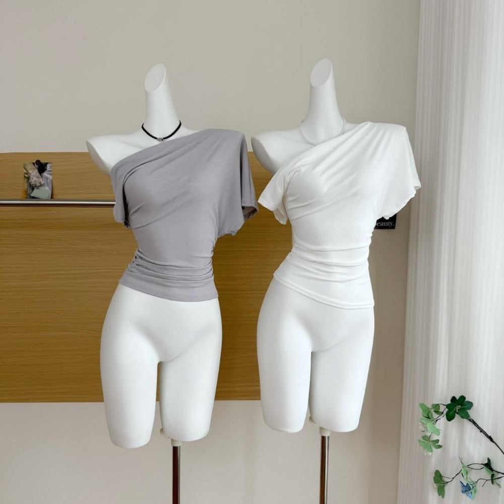 【RENA小舖 台灣現貨每天出】斜肩短袖上衣/素色/腰部抓皺/修身上衣/設計感上衣/貼身顯瘦/短袖【R21997】-細節圖2