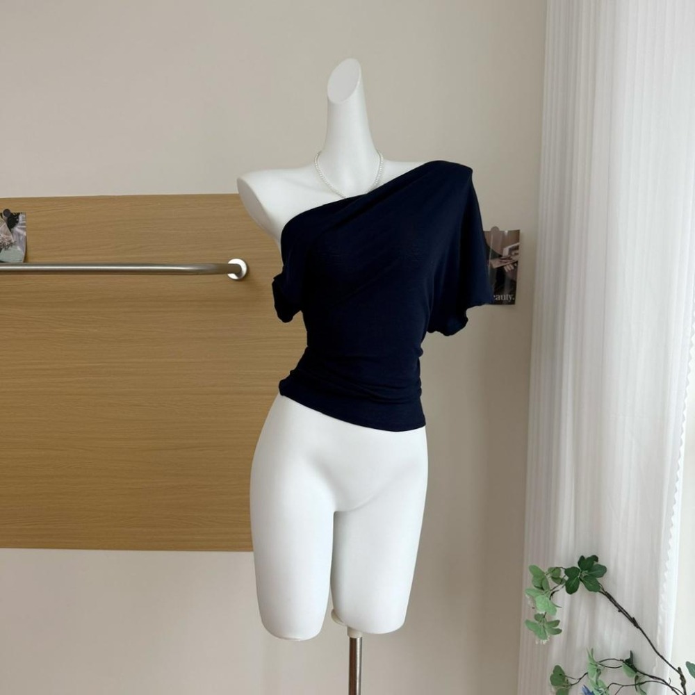 【RENA小舖 台灣現貨每天出】斜肩短袖上衣/素色/腰部抓皺/修身上衣/設計感上衣/貼身顯瘦/短袖【R21997】-細節圖3