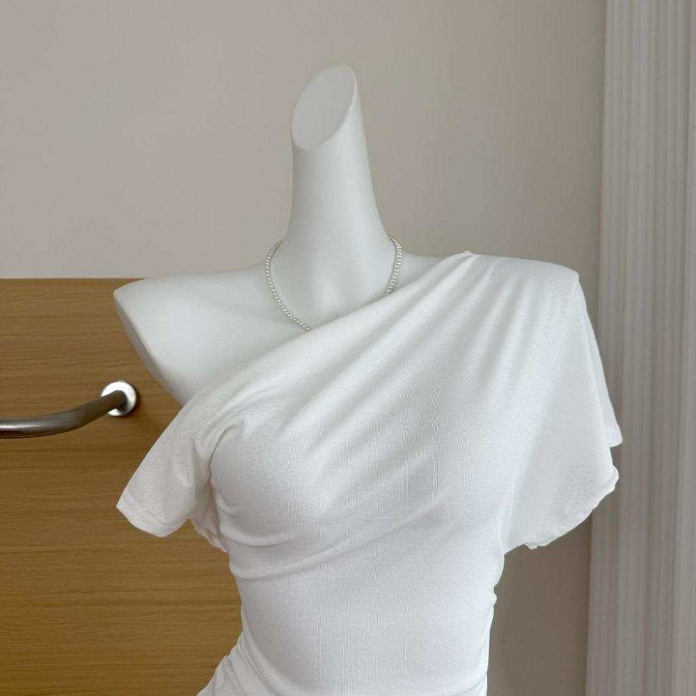 【RENA小舖 台灣現貨每天出】斜肩短袖上衣/素色/腰部抓皺/修身上衣/設計感上衣/貼身顯瘦/短袖【R21997】-細節圖4