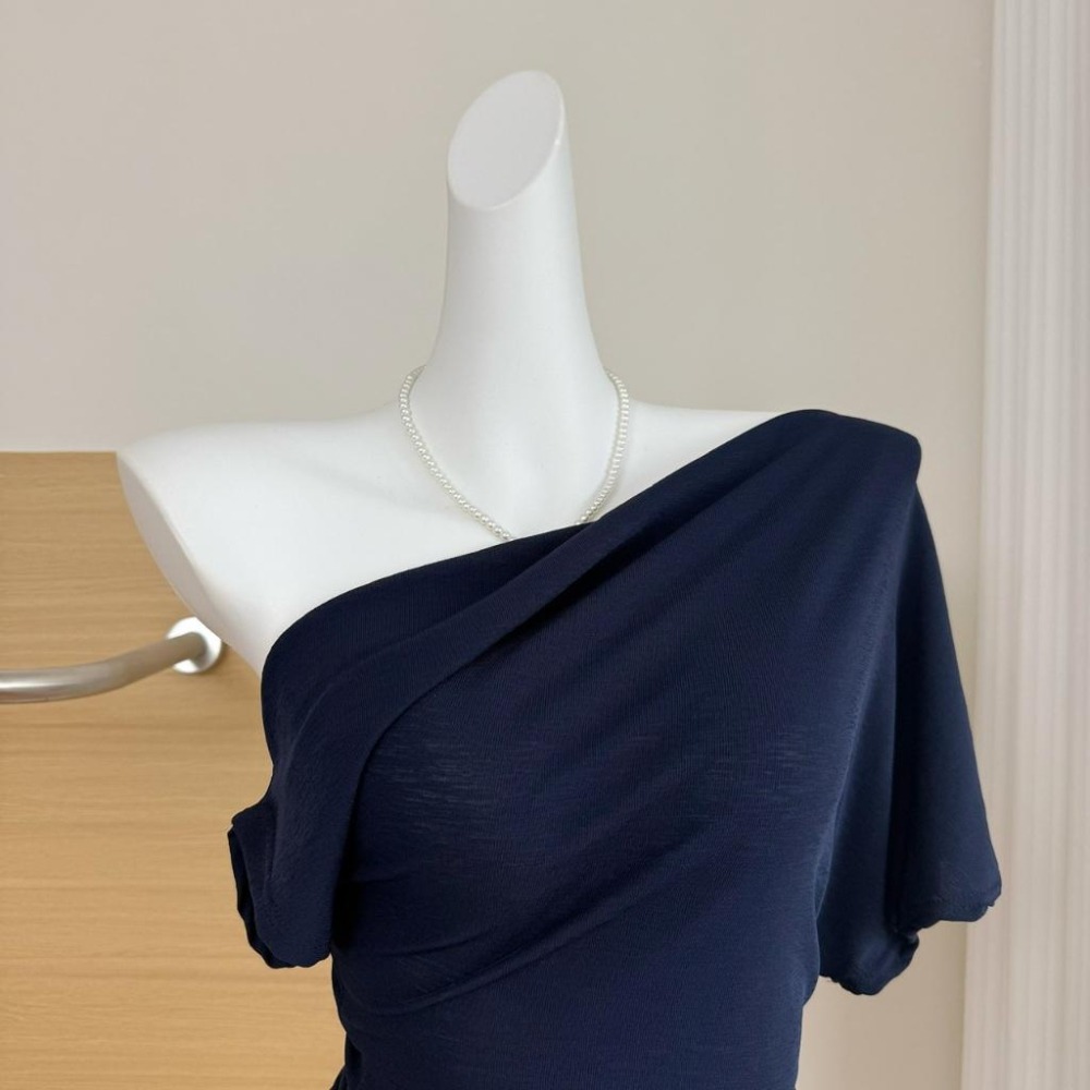 【RENA小舖 台灣現貨每天出】斜肩短袖上衣/素色/腰部抓皺/修身上衣/設計感上衣/貼身顯瘦/短袖【R21997】-細節圖5