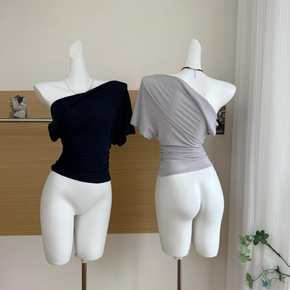 【RENA小舖 台灣現貨每天出】斜肩短袖上衣/素色/腰部抓皺/修身上衣/設計感上衣/貼身顯瘦/短袖【R21997】-細節圖6