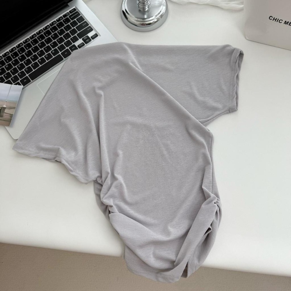 【RENA小舖 台灣現貨每天出】斜肩短袖上衣/素色/腰部抓皺/修身上衣/設計感上衣/貼身顯瘦/短袖【R21997】-細節圖7