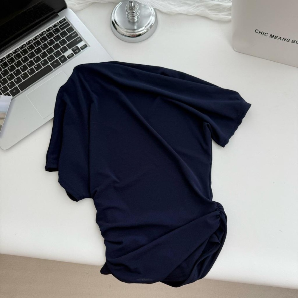 【RENA小舖 台灣現貨每天出】斜肩短袖上衣/素色/腰部抓皺/修身上衣/設計感上衣/貼身顯瘦/短袖【R21997】-細節圖8