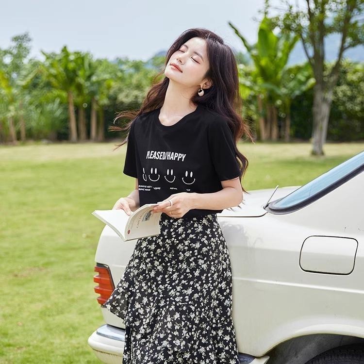 【RENA小舖 台灣現貨每天出】簡約純棉短袖/短袖上衣/純棉上衣/黑色短袖/笑臉印花/學生短袖【R21974】-細節圖2