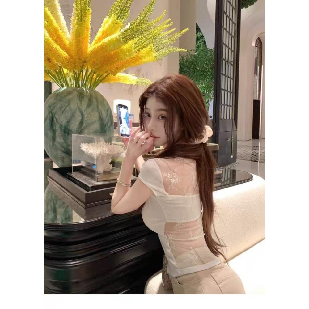 【RENA小舖 台灣現貨每天出】鏤空蕾絲純棉上衣/性感美背短袖上衣/修身顯瘦純棉上衣/自帶胸墊上衣【R21989】-細節圖2