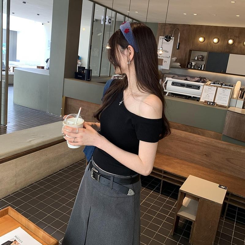 【RENA小舖 台灣現貨每天出露肩上衣/自帶胸墊上衣/斜肩短T/春夏韓版/修身顯瘦上衣/性感/百搭【R21921】-細節圖3