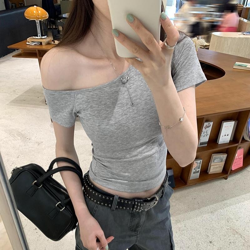 【RENA小舖 台灣現貨每天出露肩上衣/自帶胸墊上衣/斜肩短T/春夏韓版/修身顯瘦上衣/性感/百搭【R21921】-細節圖6