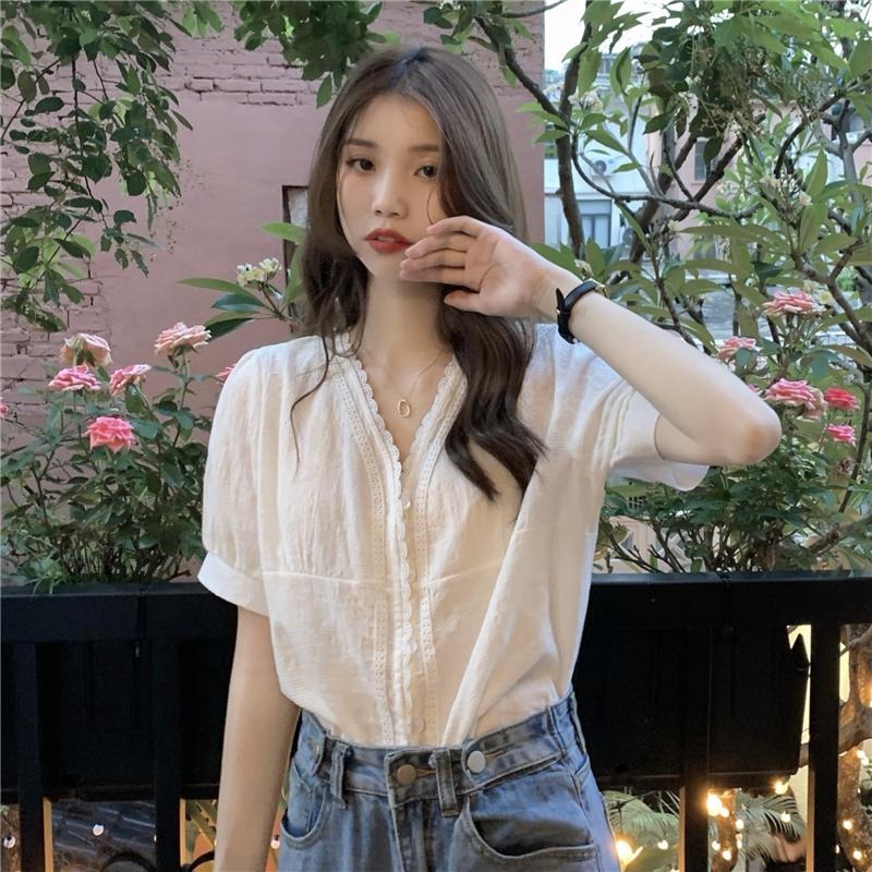 【RENA小舖 台灣現貨每天出】法式V領蕾絲泡泡袖襯衫 氣質上衣 溫柔 簡約 素色 顯瘦【R21771】-細節圖5