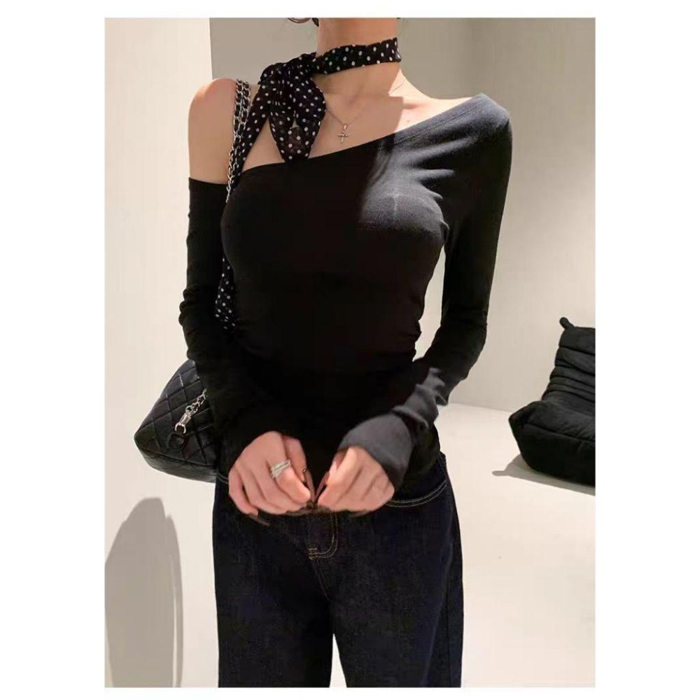 【RENA小舖 台灣現貨每天出】斜肩長袖T恤/性感/露肩/寬鬆/慵懶/休閒/素T/顯瘦/長袖T恤【R21848】-細節圖6