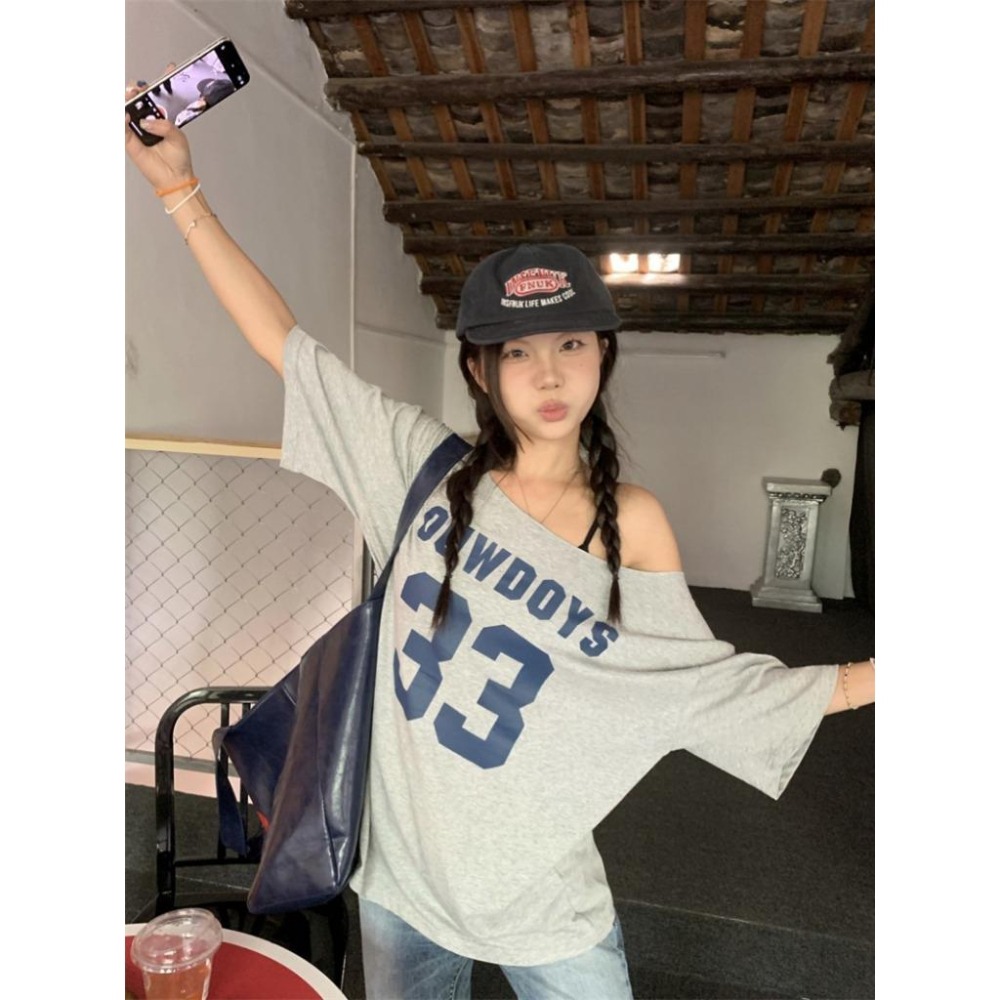 【RENA小舖 台灣現貨每天出】美式復古露肩T恤/性感/斜領/寬鬆/拉肩上衣/短袖T恤/顯瘦/女裝【R21796】-細節圖2