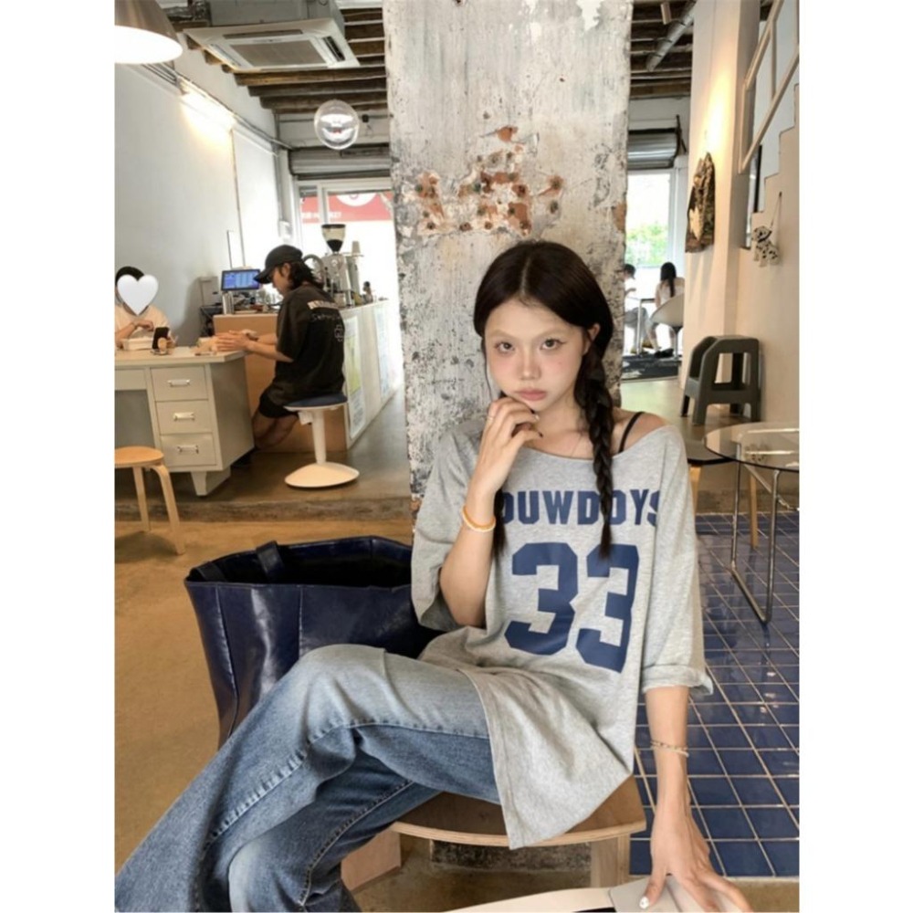 【RENA小舖 台灣現貨每天出】美式復古露肩T恤/性感/斜領/寬鬆/拉肩上衣/短袖T恤/顯瘦/女裝【R21796】-細節圖5