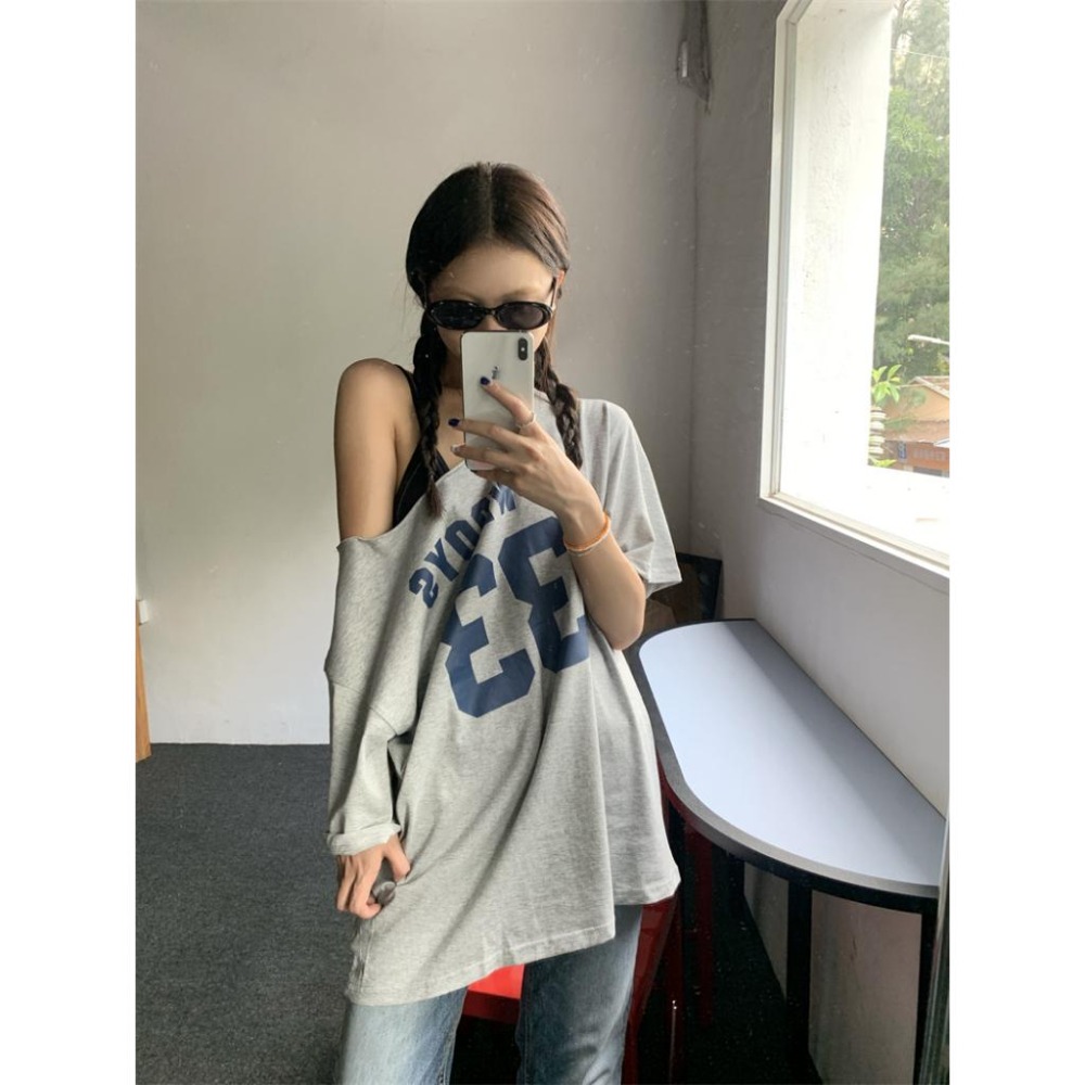 【RENA小舖 台灣現貨每天出】美式復古露肩T恤/性感/斜領/寬鬆/拉肩上衣/短袖T恤/顯瘦/女裝【R21796】-細節圖6