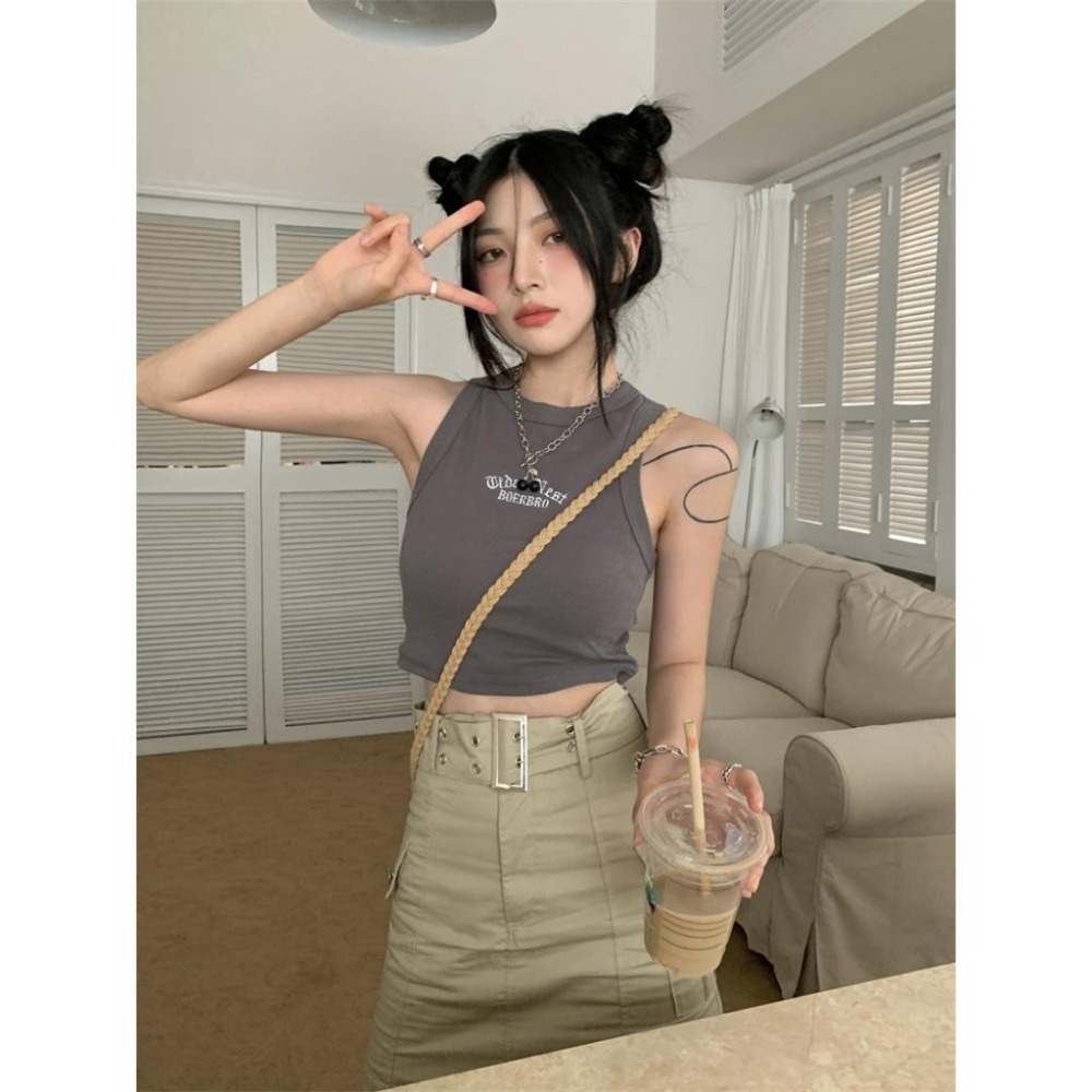 【RENA小舖 台灣現貨每天出】運動風短版背心 有胸墊挖肩背心 小可愛 短版上衣 運動背心 韓版【R21694】-細節圖4