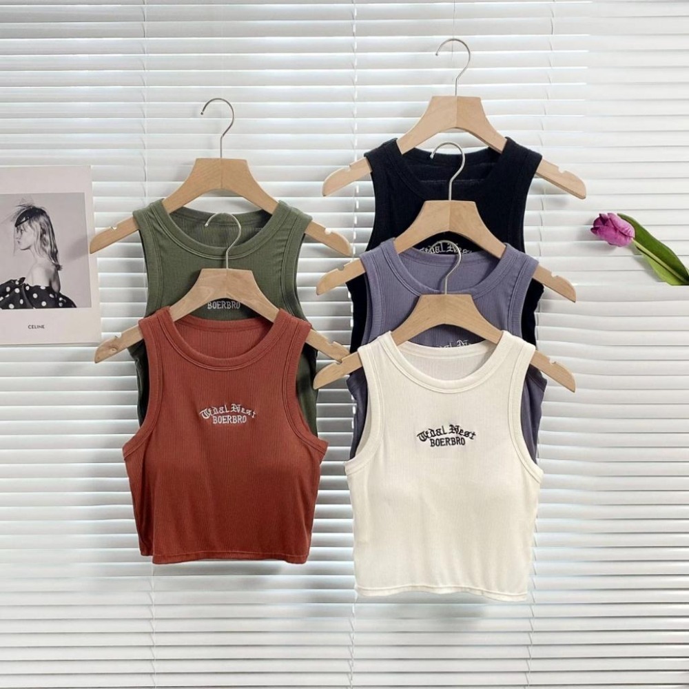 【RENA小舖 台灣現貨每天出】運動風短版背心 有胸墊挖肩背心 小可愛 短版上衣 運動背心 韓版【R21694】-細節圖5