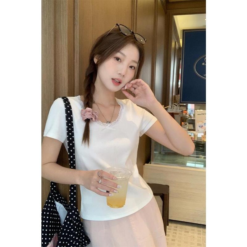 【RENA小舖 台灣現貨每天出】蕾絲拼接上衣/U領上衣/方領蕾絲/蝴蝶結短袖/修身T恤【R21919】-細節圖3