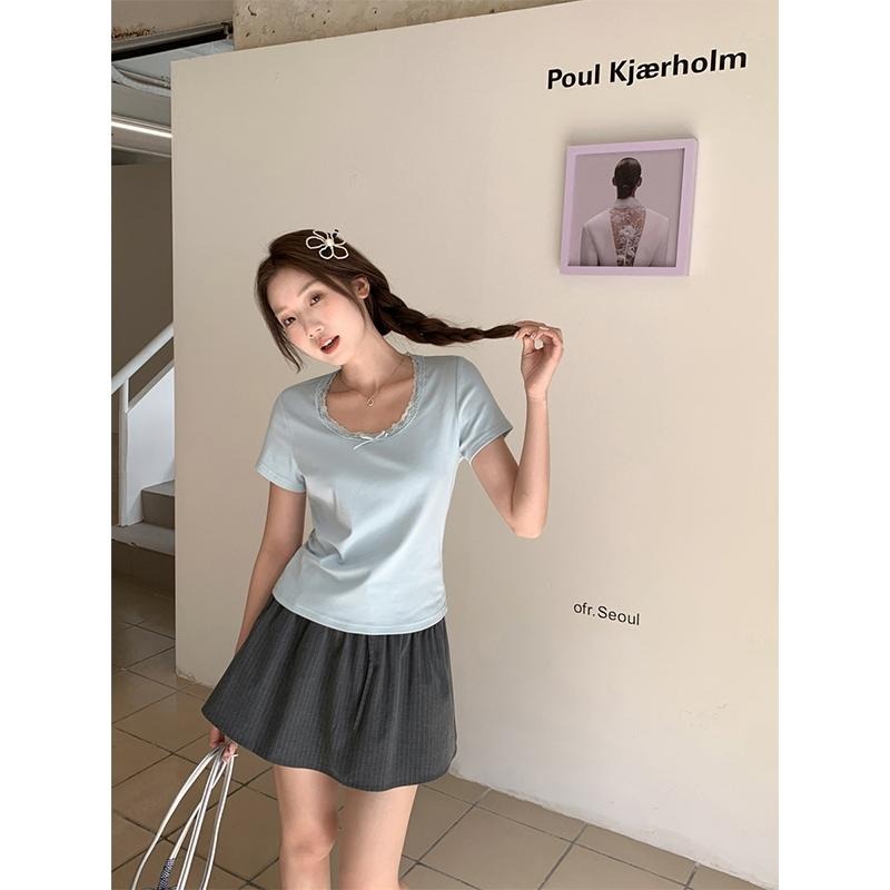 【RENA小舖 台灣現貨每天出】蕾絲拼接上衣/U領上衣/方領蕾絲/蝴蝶結短袖/修身T恤【R21919】-細節圖4