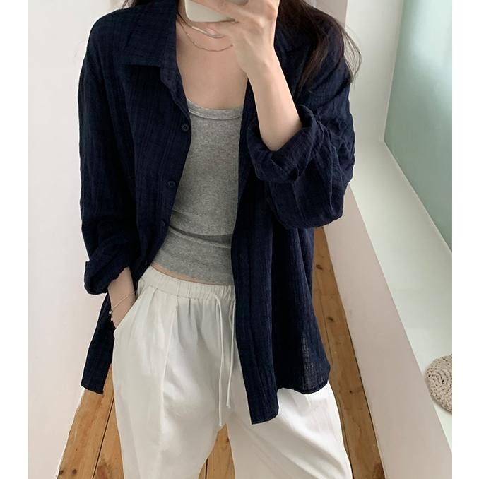 【RENA小舖 台灣現貨每天出】藏青色格紋長袖襯衫/氣質/翻領/寬鬆/舒適/百搭/初秋/薄外套/韓妞【R21829】-細節圖3