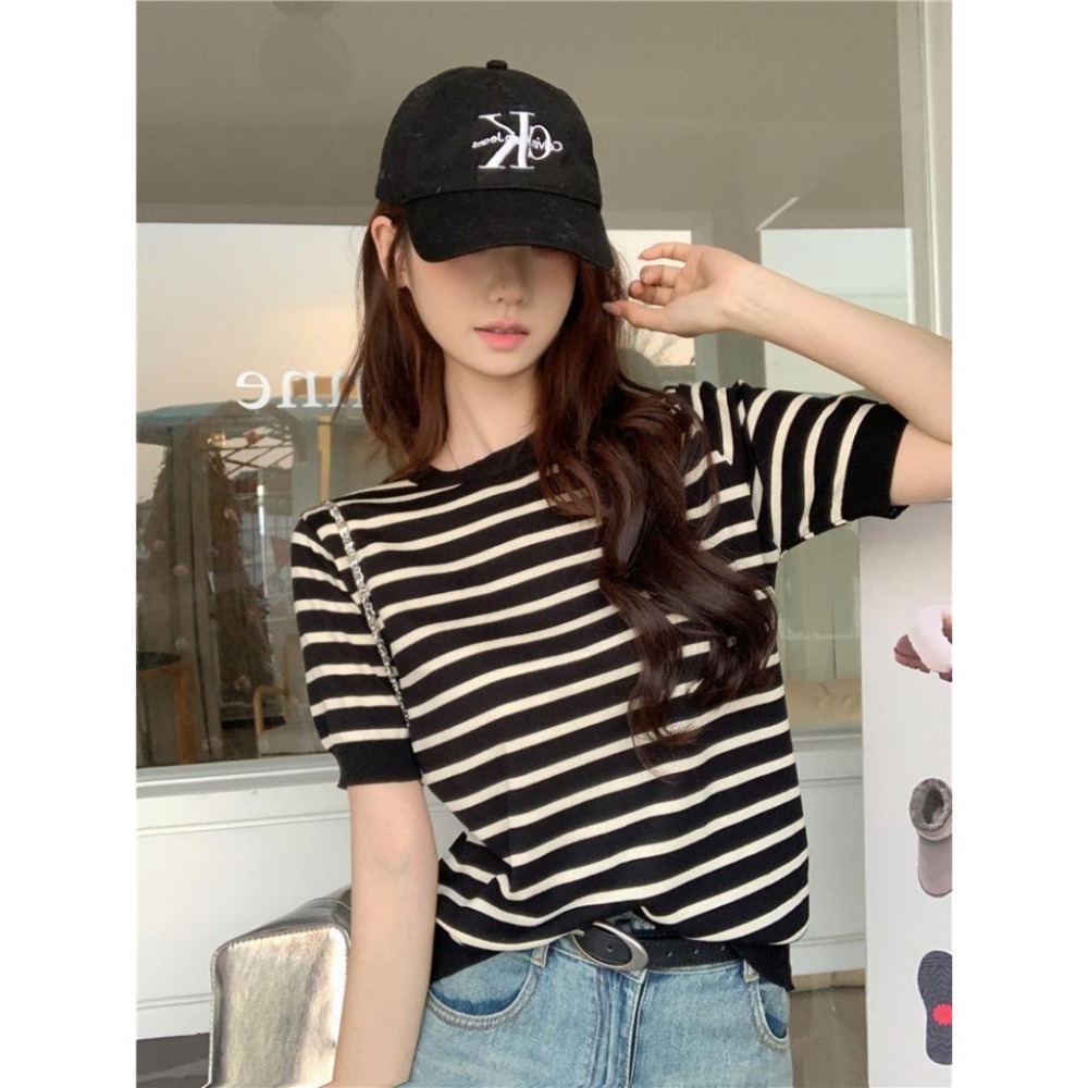 【RENA小舖 台灣現貨每天出】寬鬆圓領條紋短袖T恤 短袖 上衣 T恤 條紋 韓版 顯瘦 時尚 【R21701】-細節圖4