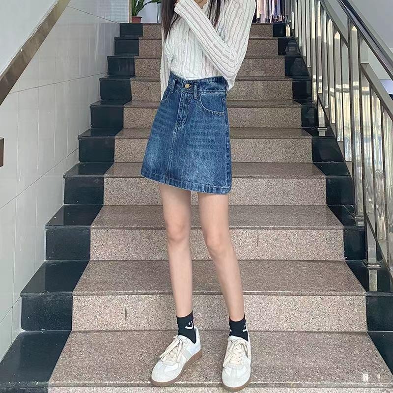 【RENA小舖 台灣現貨每天出】高腰包臀牛仔半身短裙/水洗/復古/顯瘦/百搭/牛仔短裙/韓妞/刷色【R19944】-細節圖6