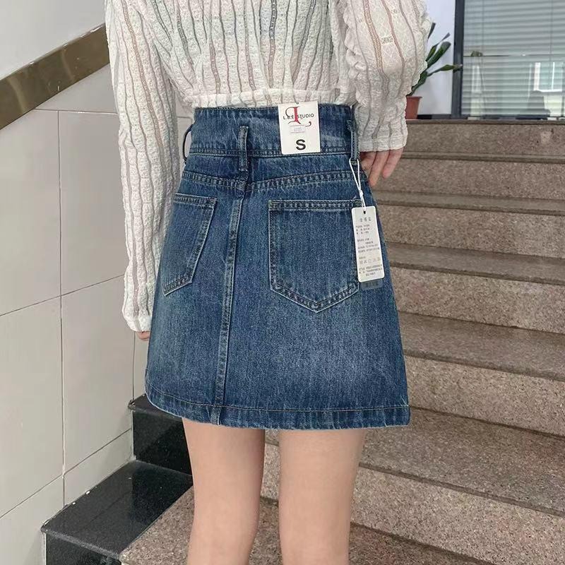 【RENA小舖 台灣現貨每天出】高腰包臀牛仔半身短裙/水洗/復古/顯瘦/百搭/牛仔短裙/韓妞/刷色【R19944】-細節圖7