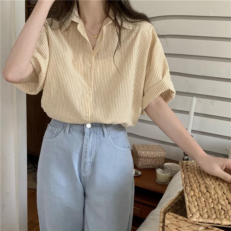 【RENA小舖 台灣現貨每天出】條紋寬鬆短袖百搭襯衫_百搭/韓系/寬鬆/春夏款/襯衫/修身/條紋【R21455】-細節圖5