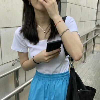 【RENA小舖 台灣現貨每天出】夏末好身材🤸‍♀️｜方領純色短T_現貨/顯瘦/百搭/短款/短袖T恤【R18581】-細節圖5