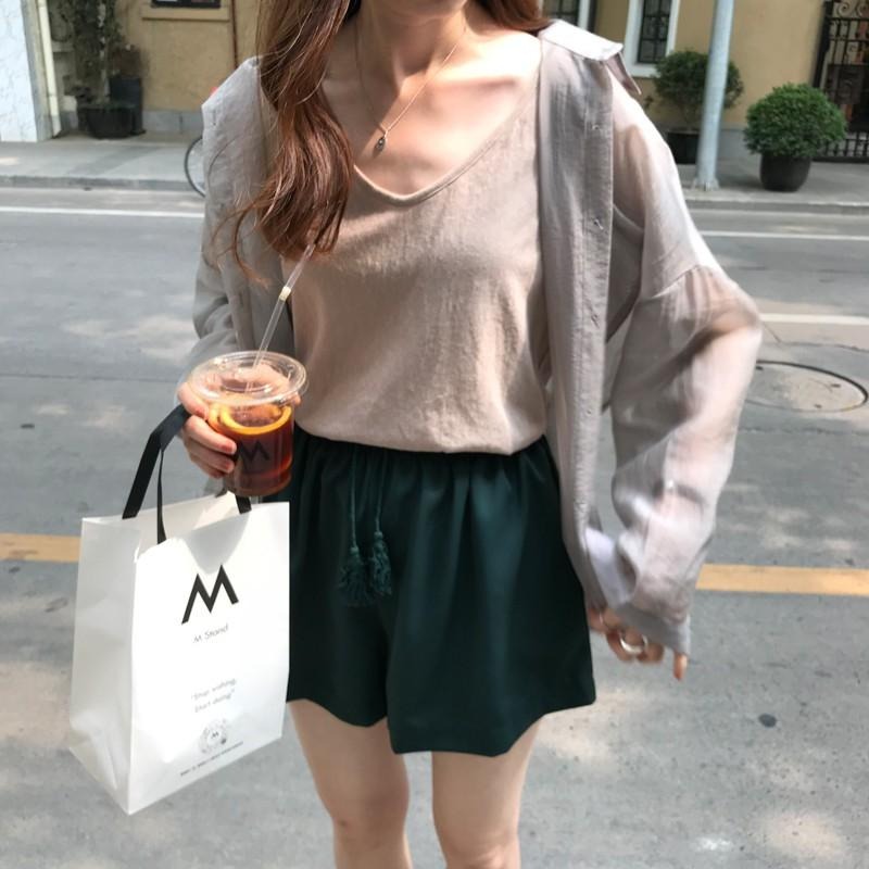 【RENA小舖 台灣現貨每天出】復古清新超薄防曬衫u型領純色打底背心高腰湖水藍半身裙【R16136】-細節圖4