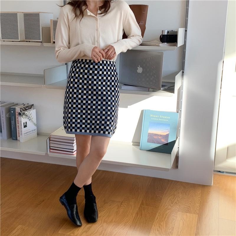 【RENA小舖 台灣現貨每天出】復古撞色棋盤格小個子秋冬氣質高腰顯瘦百搭針織A字包臀短裙【R19463】-細節圖4