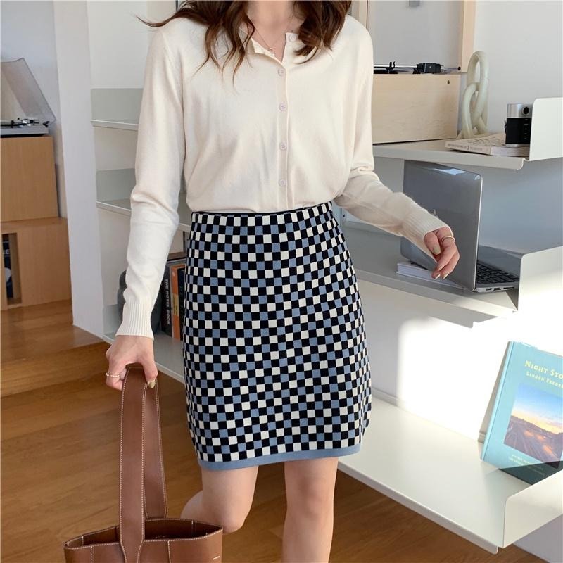【RENA小舖 台灣現貨每天出】復古撞色棋盤格小個子秋冬氣質高腰顯瘦百搭針織A字包臀短裙【R19463】-細節圖7