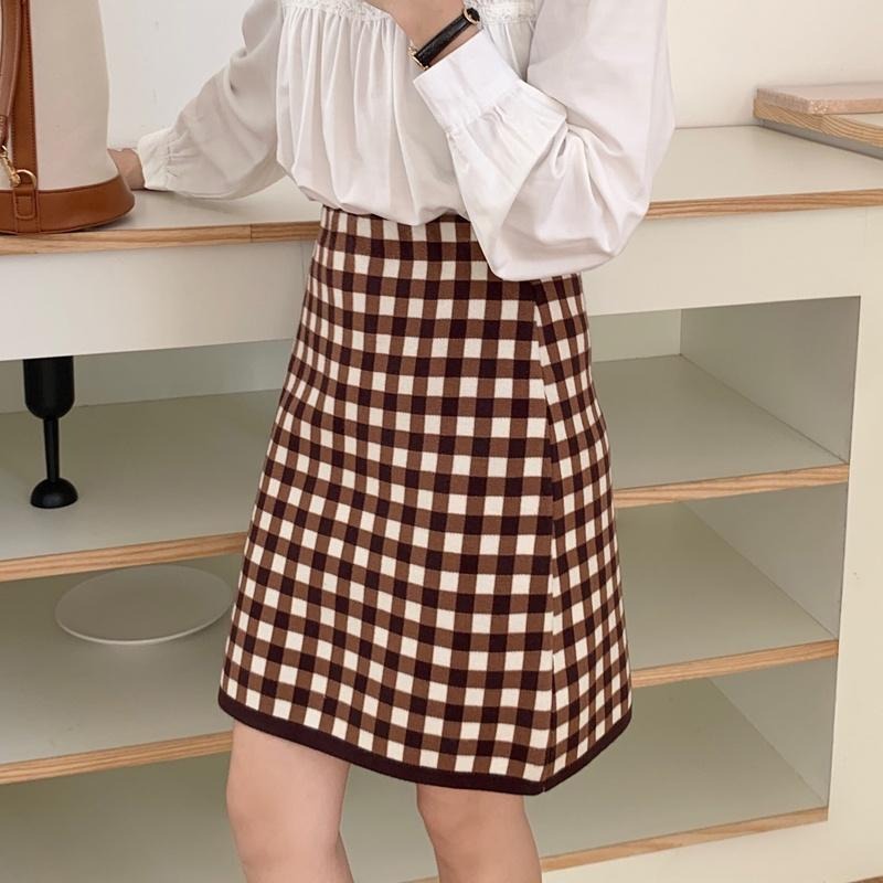 【RENA小舖 台灣現貨每天出】復古撞色棋盤格小個子秋冬氣質高腰顯瘦百搭針織A字包臀短裙【R19463】-細節圖8