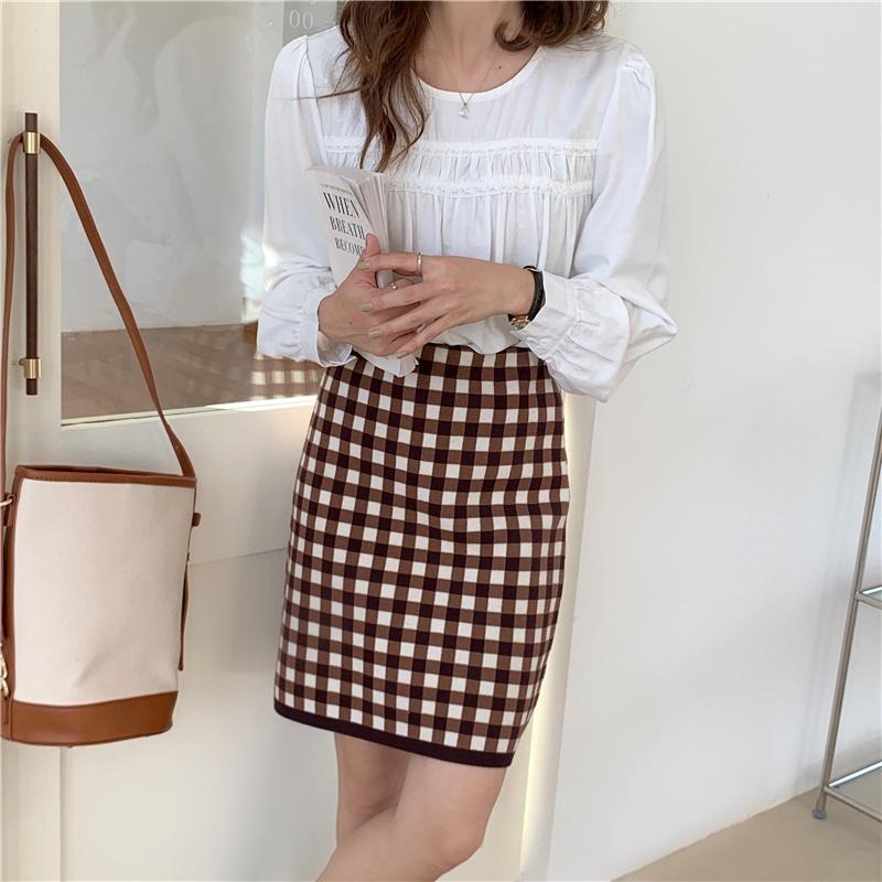 【RENA小舖 台灣現貨每天出】復古撞色棋盤格小個子秋冬氣質高腰顯瘦百搭針織A字包臀短裙【R19463】-細節圖9