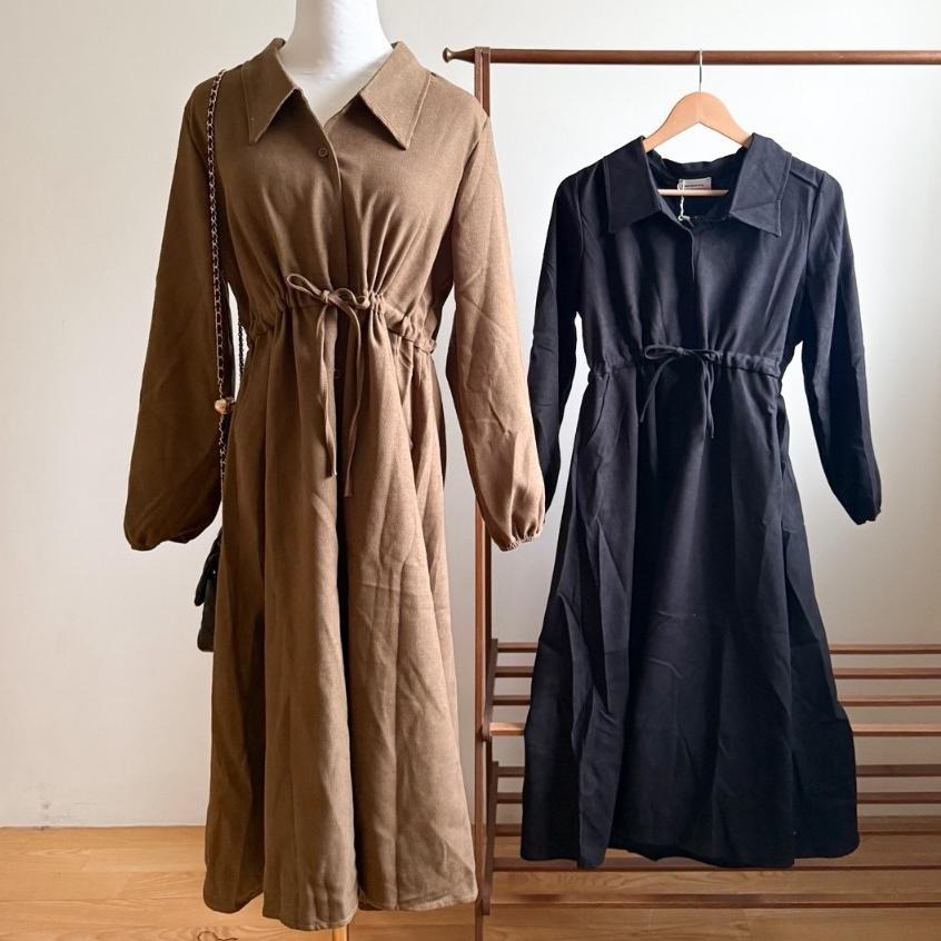 【RENA小舖 台灣現貨每天出】法式收腰設計感長洋裝/顯瘦/長袖洋裝/收腰洋裝/氣質/排釦洋裝【R22047】-細節圖7