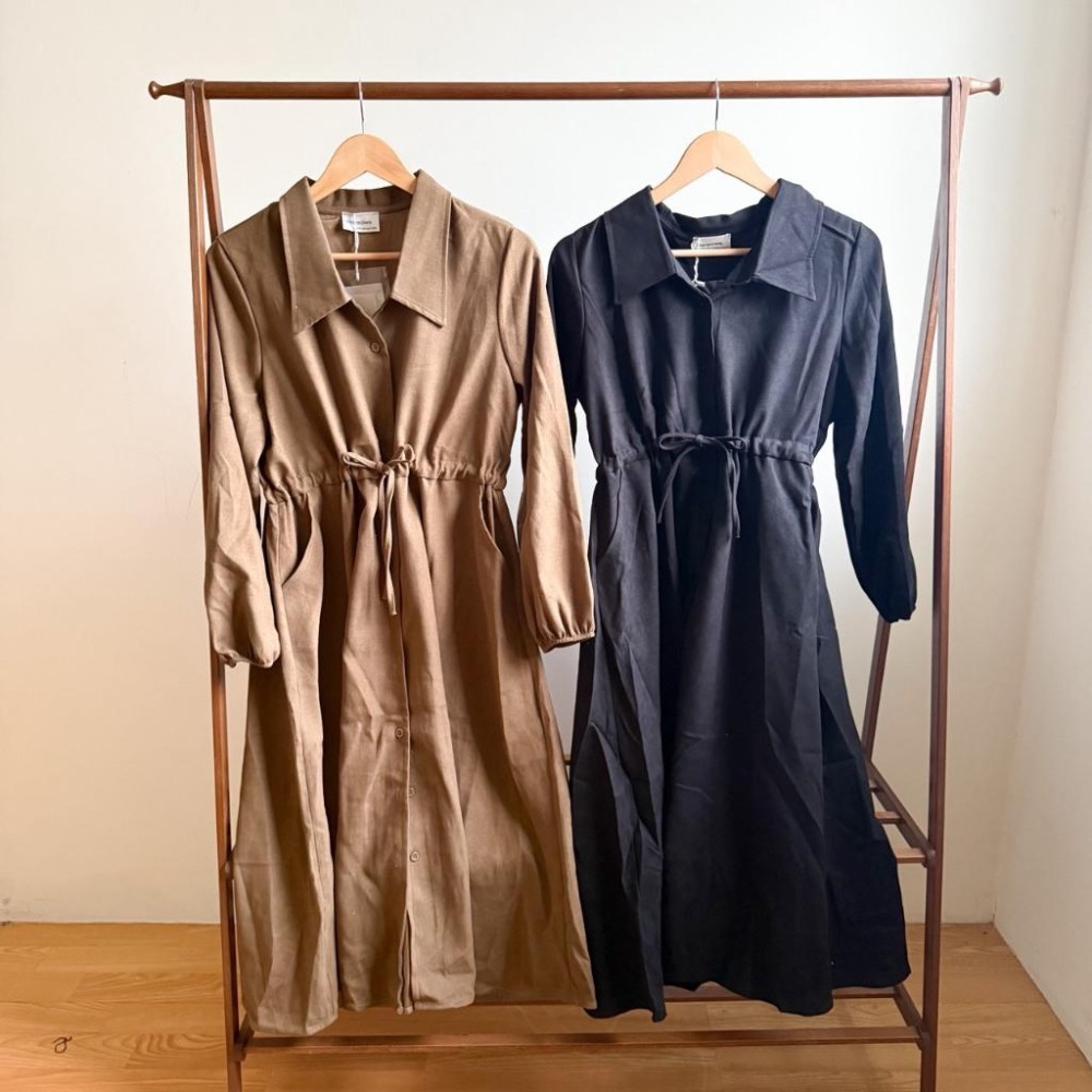 【RENA小舖 台灣現貨每天出】法式收腰設計感長洋裝/顯瘦/長袖洋裝/收腰洋裝/氣質/排釦洋裝【R22047】-細節圖8