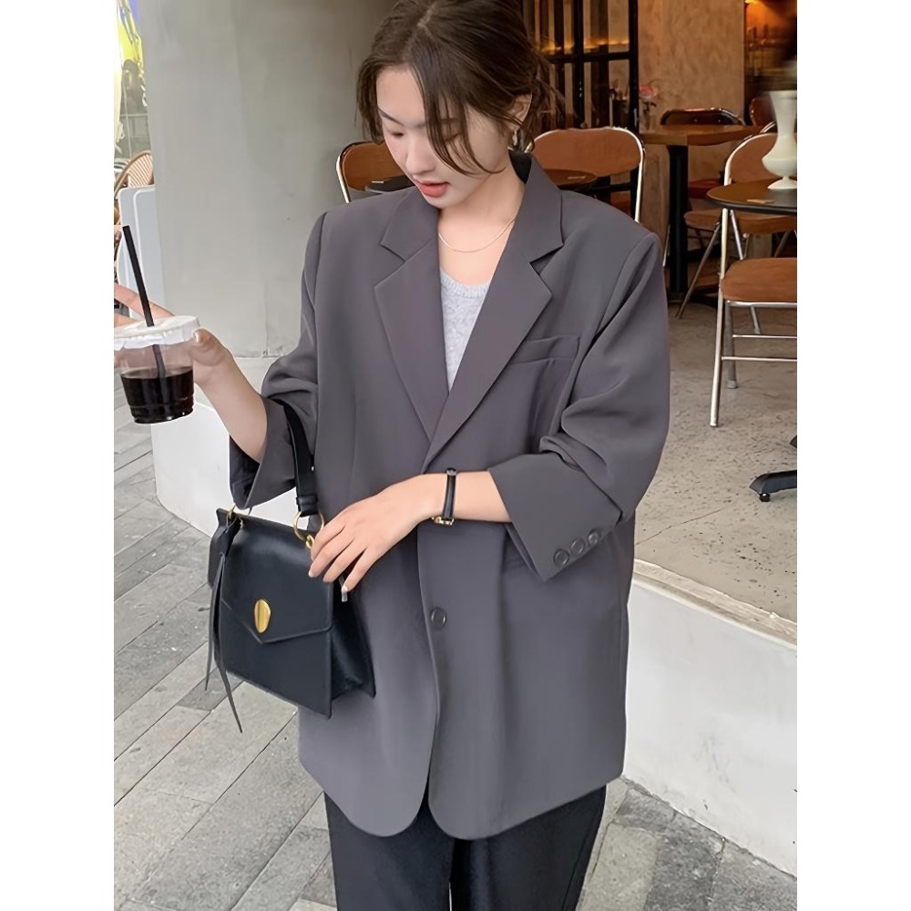 【RENA小舖 台灣現貨每天出】早秋韓版設計款西裝外套/寬鬆外套/休閒/後打摺【R22031】-細節圖7