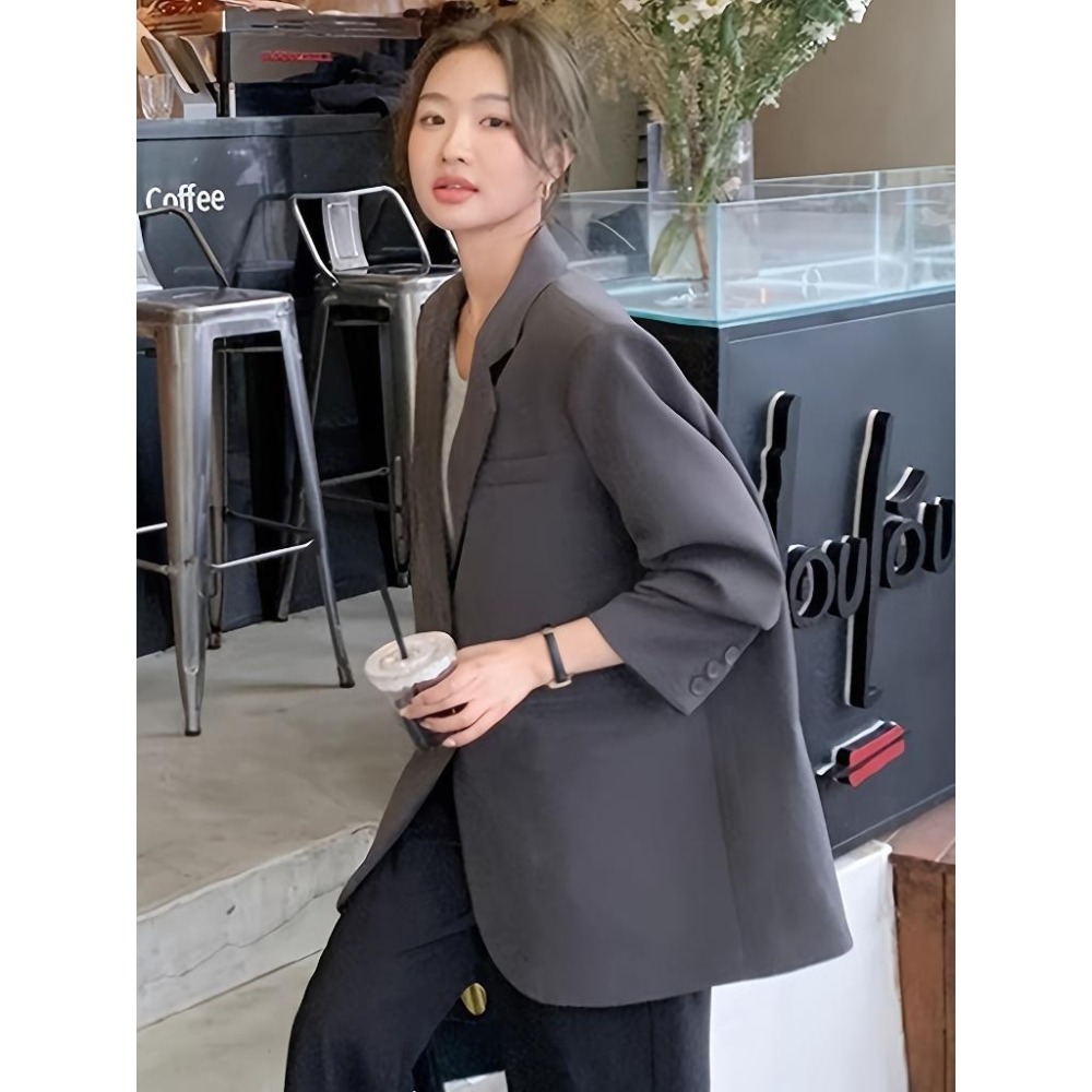 【RENA小舖 台灣現貨每天出】早秋韓版設計款西裝外套/寬鬆外套/休閒/後打摺【R22031】-細節圖8