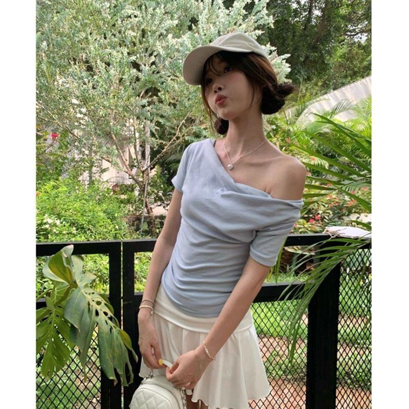 【RENA小舖 台灣現貨每天出】露肩短袖/一字肩短袖/抓皺短袖/小性感/收腰顯瘦/氣質/甜美【R22012】-細節圖2