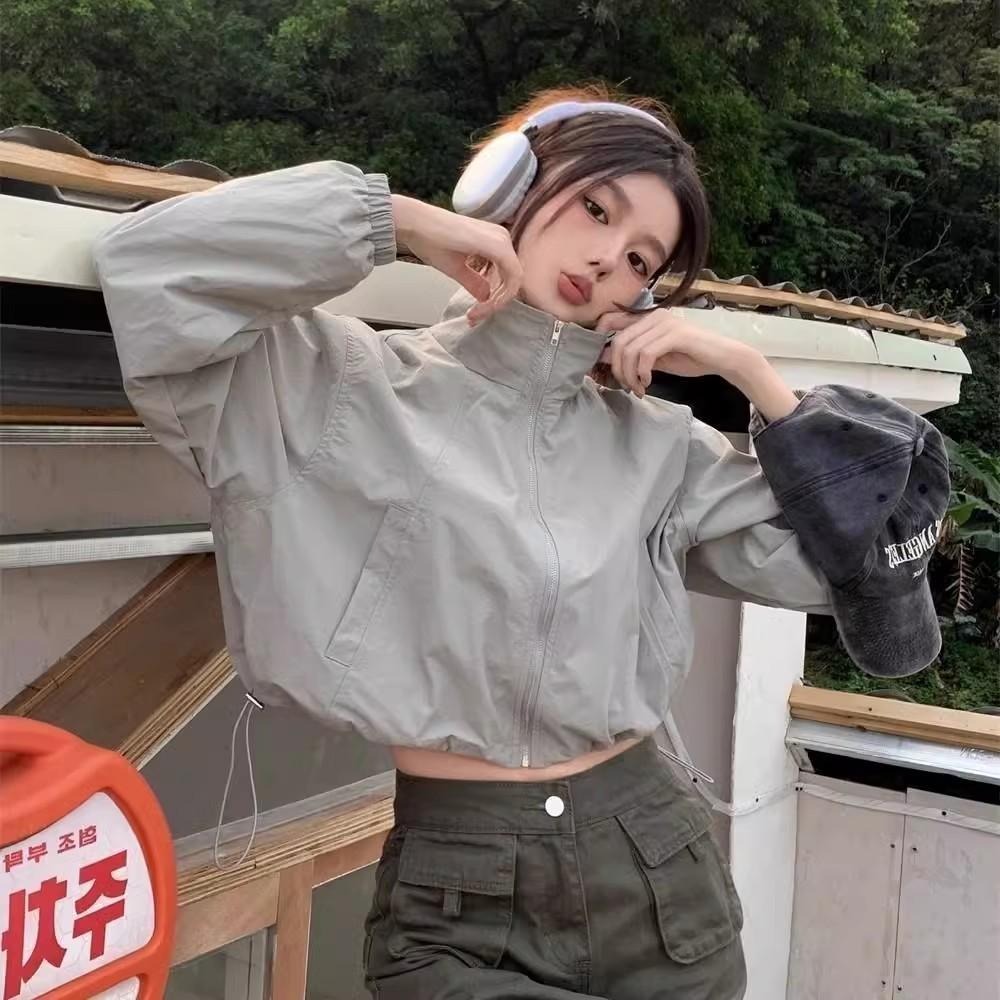 【RENA小舖 台灣現貨每天出】韓版防曬風衣/寬鬆長袖外套/短款風衣/機車外套/寬鬆外套/春夏【R21936】-細節圖5