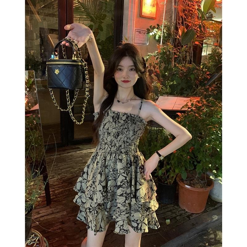 【RENA小舖 台灣現貨每天出】碎花洋裝/復古洋裝/吊帶洋裝/吊帶連衣裙/碎花連衣裙/氣質連衣裙【R21968】-細節圖4