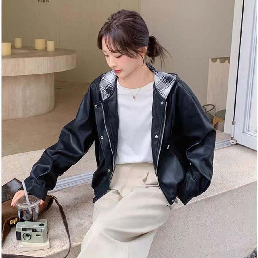 【RENA小舖 台灣現貨每天出】黑色連帽皮衣/寬鬆薄款/機車外套/黑色夾克外套/連帽皮外套/韓版/帥氣【R21926】-細節圖3